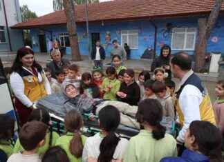 Büyükşehir Belediyesi Okula Nakil Ambulansıyla Gitti bykehir-belediyesi-okula-nakil-ambulansyla-gitti