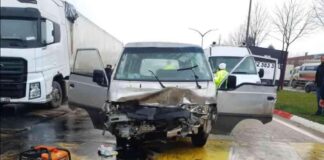 Trafik Kazası: Minibüs Park Halindeki Tıra Çarptı, 3 Yaralı trafik-kazas-minibs-park-halindeki-tra-arpt-3-yaral