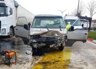 Trafik Kazası: Minibüs Park Halindeki Tıra Çarptı, 3 Yaralı trafik-kazas-minibs-park-halindeki-tra-arpt-3-yaral
