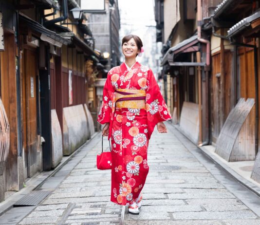 Kimono Moda Haftası: Gelenekselin Modern Yorumu Komonomoda.com - Kimono Modelleri - Kimono Stilleri - En Popüler Kimono Giysileri