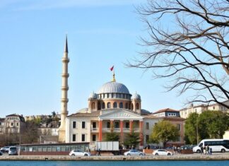 Türkiye’de Yeni Bir Dönem: Ekonomik Gelisim ve Sosyal Degisimler A New Era in Turkey: Economic Development and Social Changes